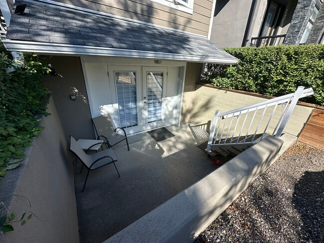 Photo - Quaint Little Unit - Perfect for a student or perfect for an Office (IP053B)