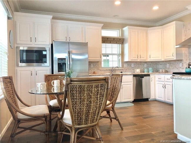 Photo - 163 NE Buoy Dr