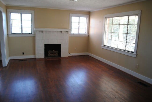 Building Photo - 3BR Brick House