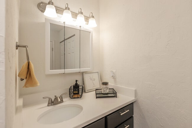The Riverside, 1 BR,1 BA 600SF - River Hills Flats