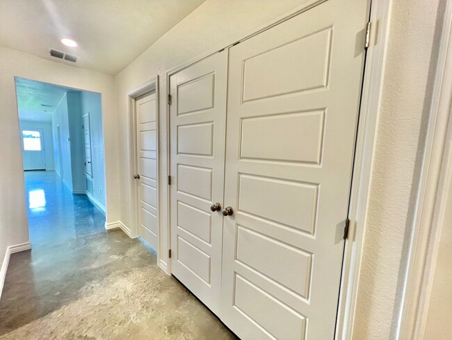 Photo - NEW IN MANAGEMENT - AVAILABLE NOW! MOVE IN...