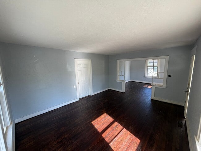 Photo - 2527 Leslie Ave