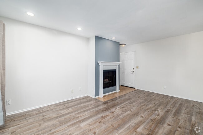 1BR, 1BA - 700SF - Living Room - 14950 Burbank Blvd