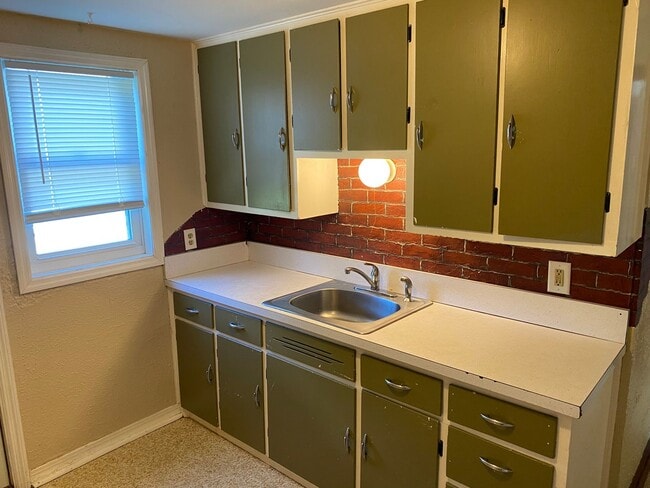 Building Photo - 904 Park Ave Unit Upper Rental