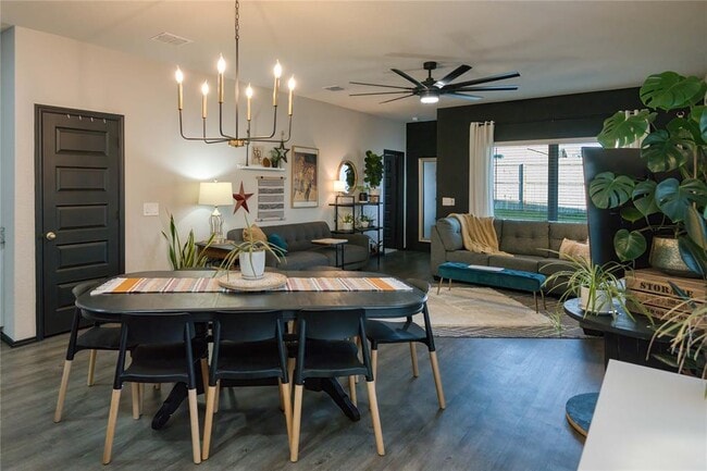 Building Photo - 648 Jennifer Wy