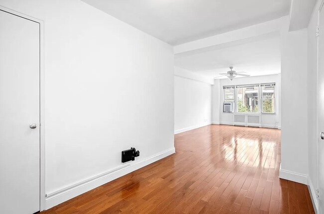 Building Photo - 135 Willow St