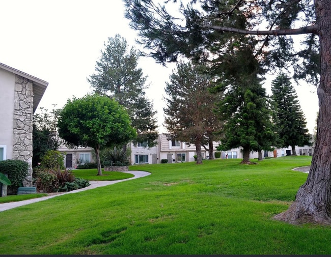 Building Photo - Paradise Manor Condo for lease Unit B