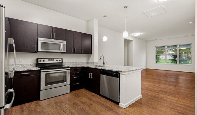 Amplio comedor perfecto para el entretenimiento. - The Chase at Overlook Ridge