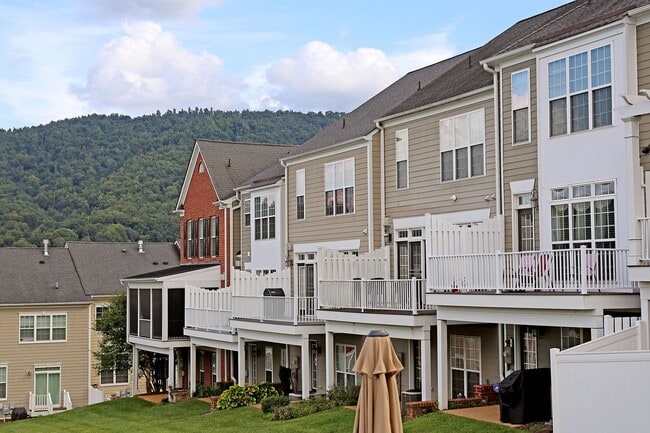 Building Photo - Avinity Townhome with Mountain Views – Spacious 4BR, Minutes to Schools & 5th St Station