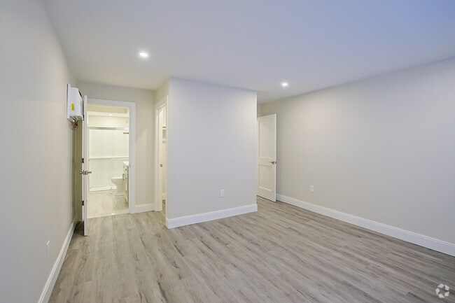 2BR, 2BA - 970SF - Primary Bedroom