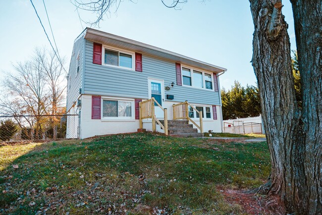 Photo - Cute and Bright split foyer with large fen... House