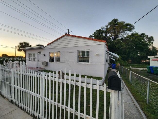 Building Photo - 405 NW 64th St Unit 2