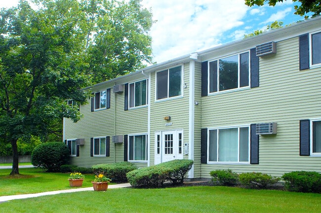 Spacious Farmington Hills colonial style apartment with completely renovated interior and friendly neighbors all around.