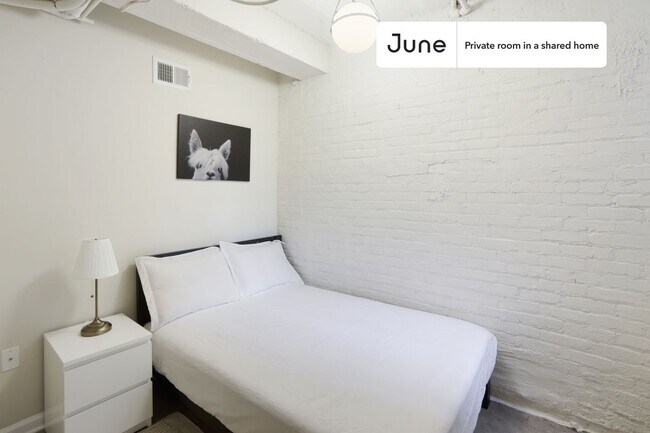 Room in Shared 5 bed/2 bath home in Dupont Circle
