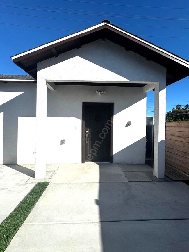 Building Photo - 696 E 9th St Unit ADU 1