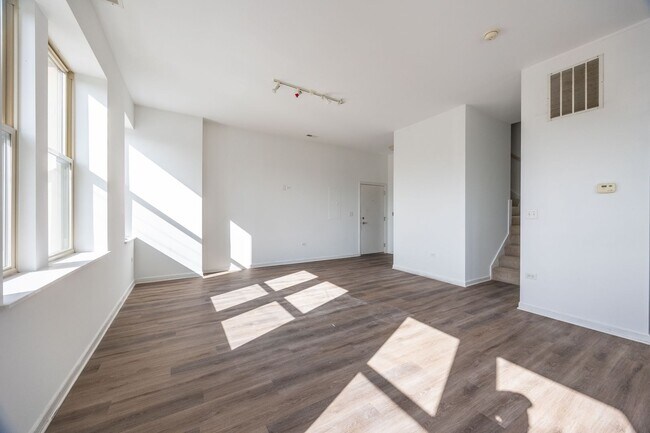 Photo - Spacious 2BR/2.5BA Duplex-Up in Humboldt Park with In-Unit Laundry! Unidad 206