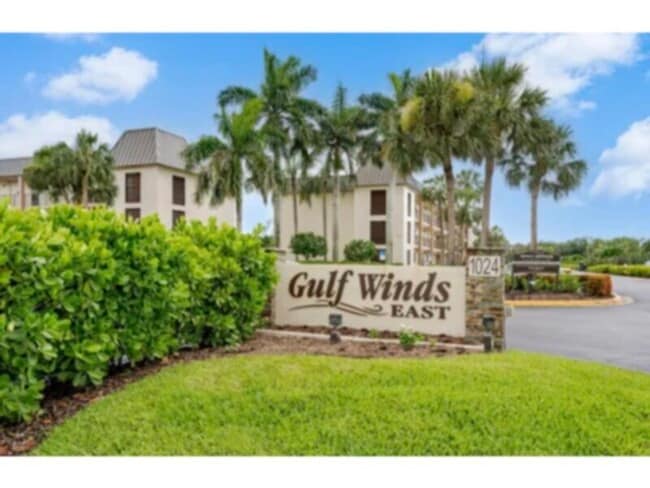 Building Photo - Top Floor Corner Unit in Gulfwinds East