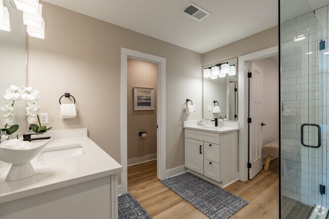 3BR, 2BA - 1564SF - Primary Bathroom