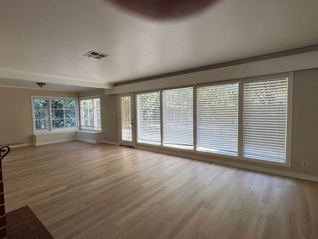1220 W Benjamin Holt Dr