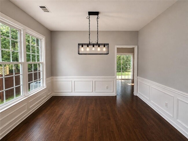 Photo - 535 Arncliffe Ct