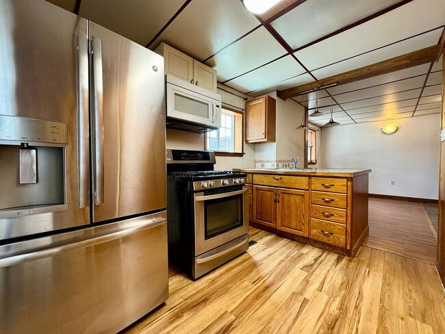 Building Photo - 423 E 12th St Unit APT #3