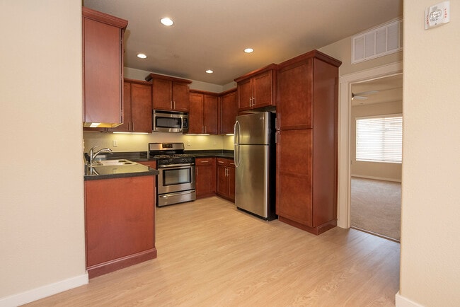 Amplio espacio de gabinetes - Adora Townhomes