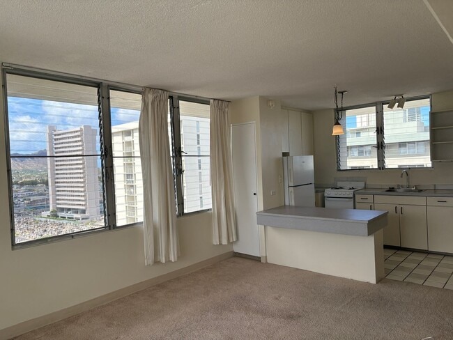 Photo - An absolute gem in Hono Hale Tower. Located in Mo'il'ili and close to the University of Hawaii.