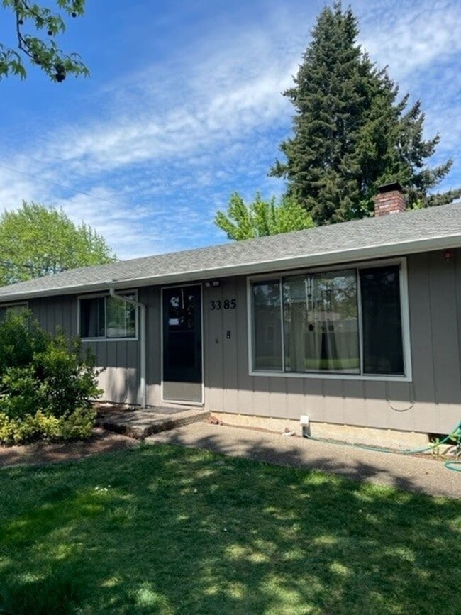 Building Photo - 1010Satre - FH Unit 3385Western