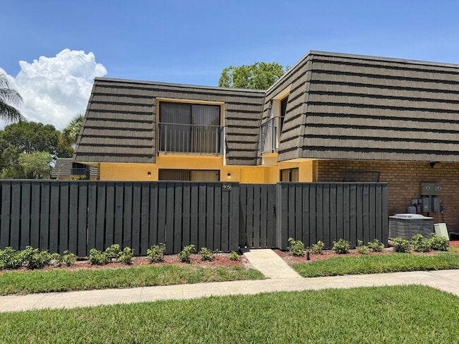 Building Photo - 915 9th Way Rental