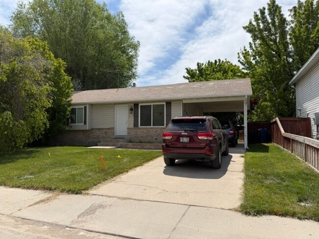 Building Photo - Cozy PG 3-Bedroom -- Large Fenced Yard