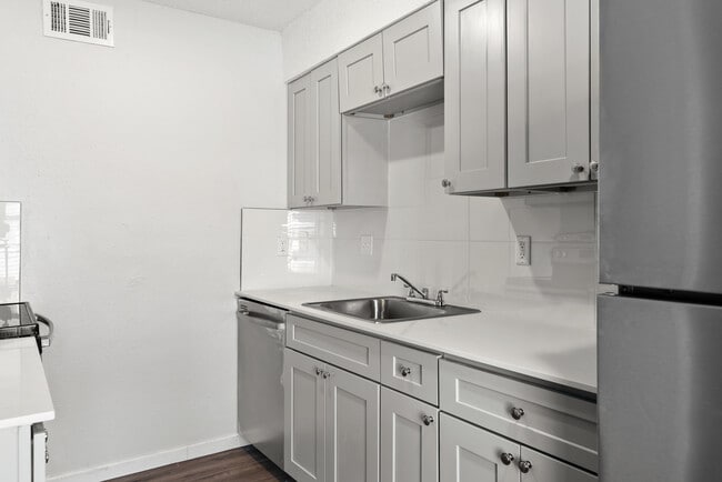 Photo - 401 Root Ave