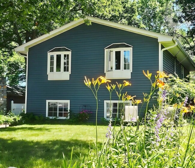 Building Photo - Charming 3bed 2bath Home in White Bear Lake!