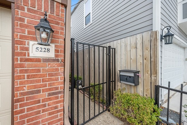 Photo - 5228 Larkin St