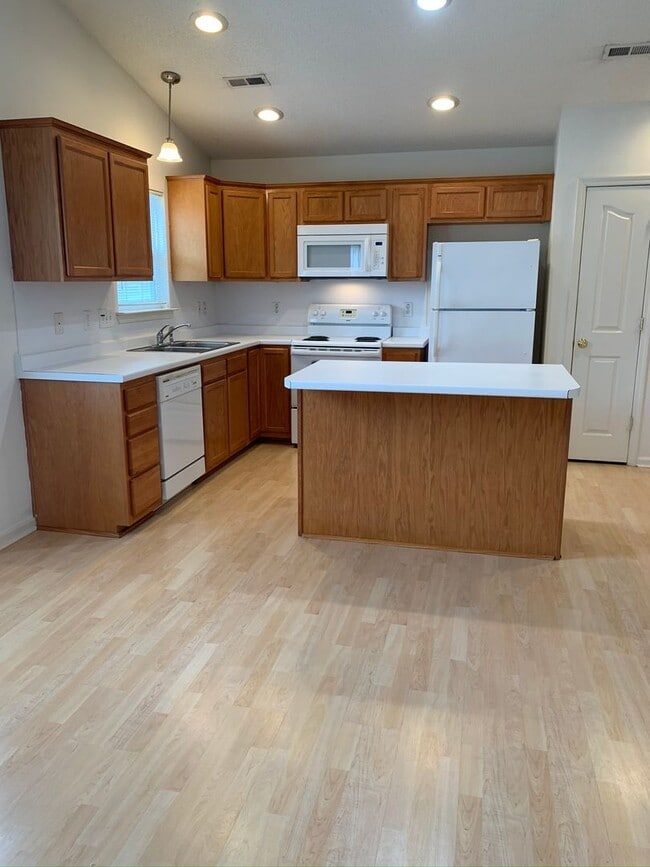 Photo - 132 Springwood Ln