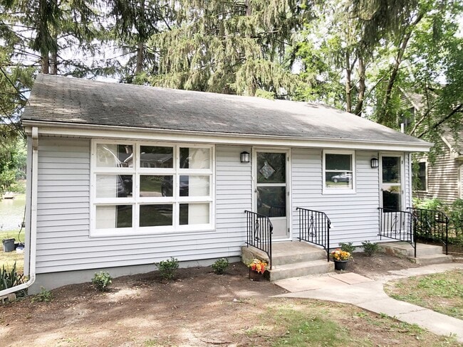 Building Photo - 23940 N Lakeside Dr