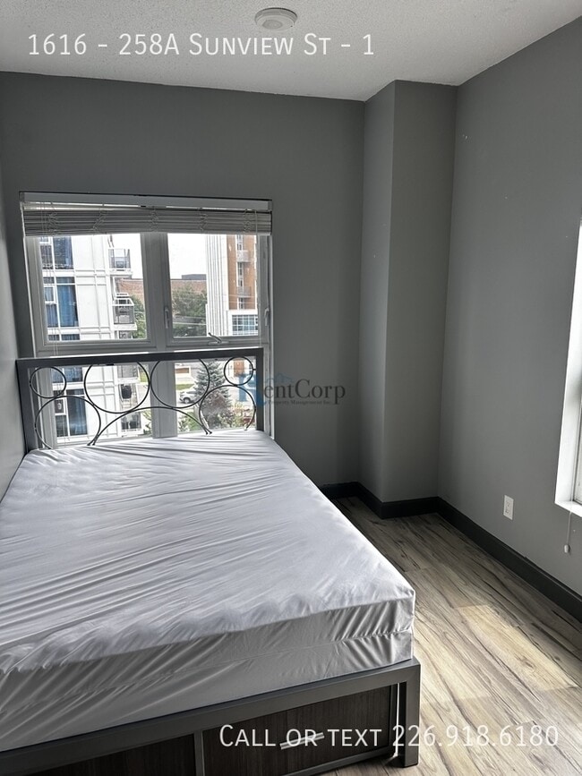 Photo - 258A-258A Sunview St