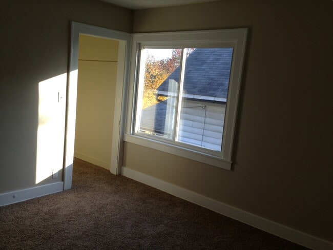 Photo - 821 Diamond Ave NE