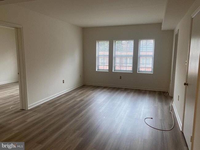 Photo - 1816 Queens Ln