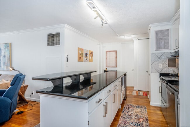 Building Photo - 1 Gold St Unit APT 3D