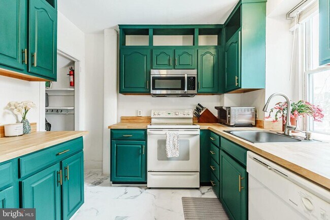 Photo - 452 Renfrew Ave