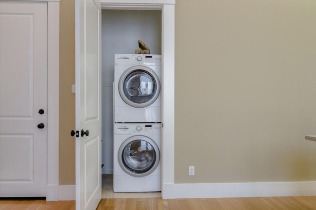 Building Photo - Completely Renovated Top Floor Unit in Vic...