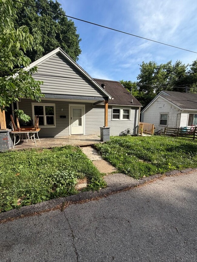 Building Photo - 3 Bedroom in Frankfort!