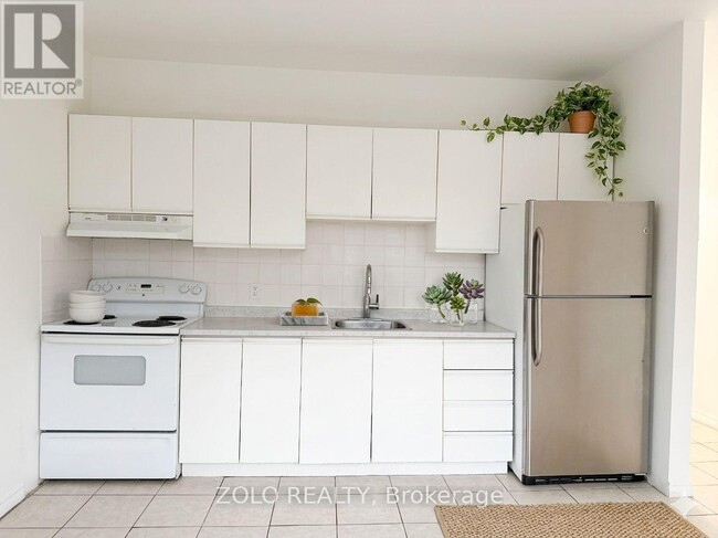 Photo - 968 Bathurst St