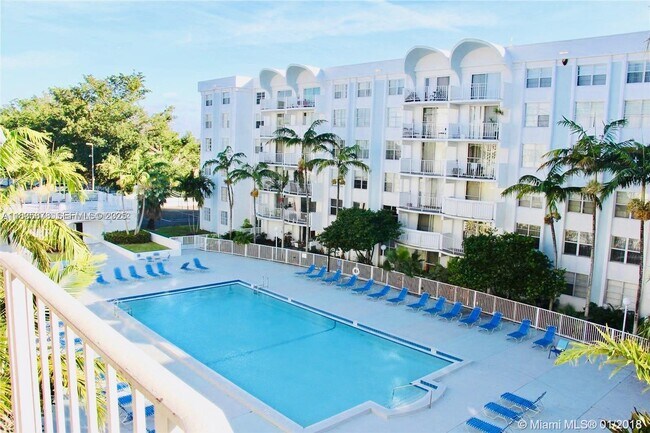 Building Photo - 486 NW 165th St Unit 404