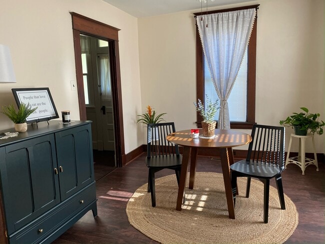Dining room - 403 E Penn St