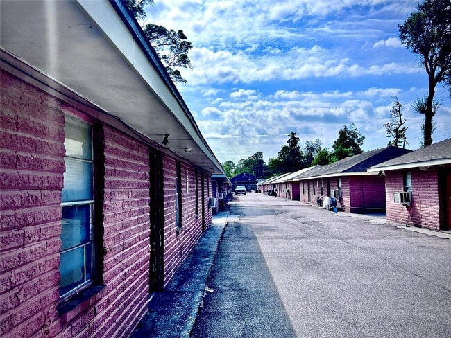 Building Photo - 1825 W Little York Rd Unit many