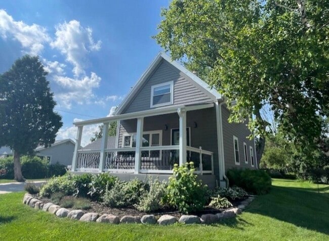 Building Photo - 402 E Calumet Rd