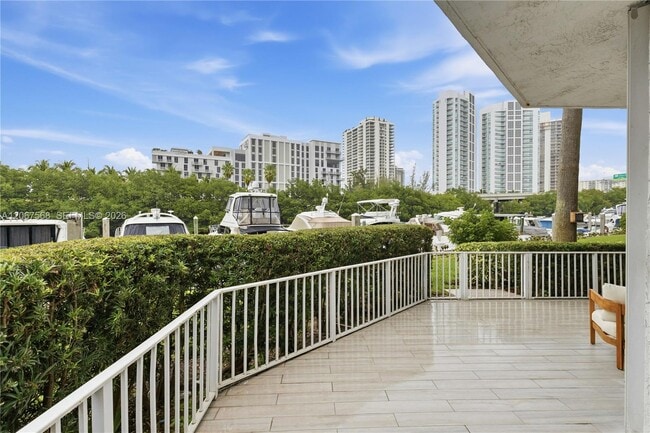 Building Photo - 3500 Mystic Pointe Dr Unit 104