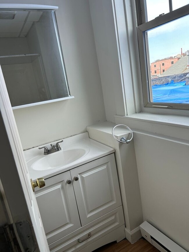 Building Photo - 445 Meadow St Unit 5