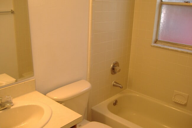 Photo - CUTE AFFORDABLE 2/2 DUPLEX off Michigan!